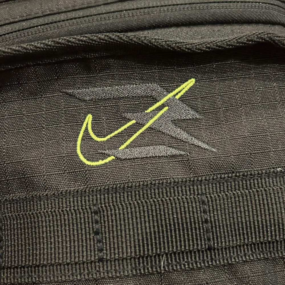 NWT Nike Cube Square Insulated Lunch Bag Black Yellow Shoulder Strap - Picture 8 of 8